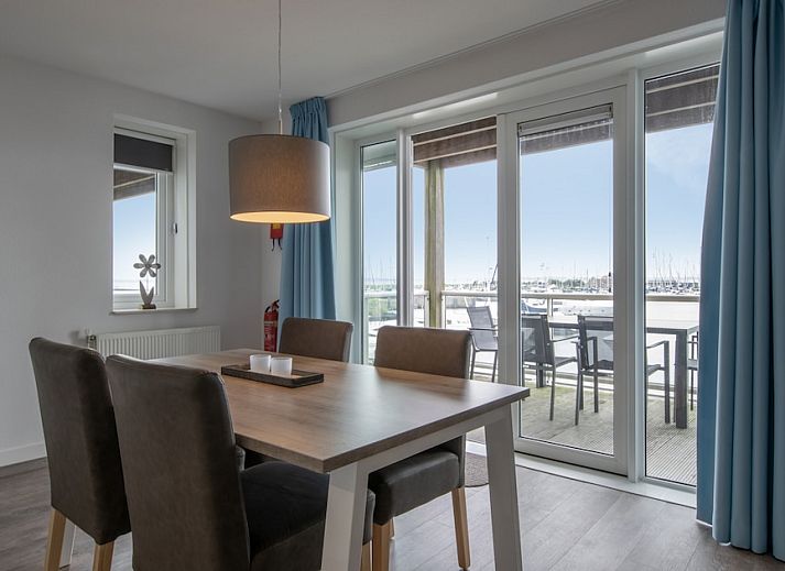 Modern living room in CP4 Comfort apartment, Hellevoetsluis, with comfortable seating and stylish interior in South Holland.