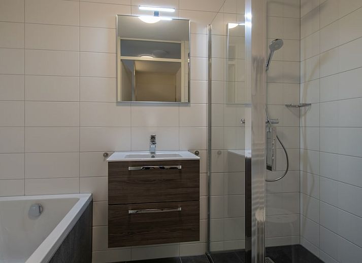 Stylish living room of CP4 Comfort apartment in Hellevoetsluis, South Holland, with modern furniture and natural light.