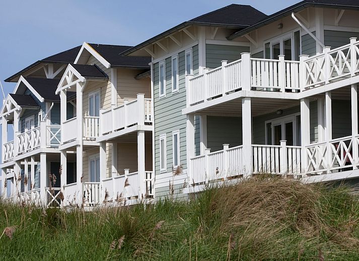 Stylish living room of CP4 Comfort apartment in Hellevoetsluis, South Holland with modern furnishings and comfortable armchairs.