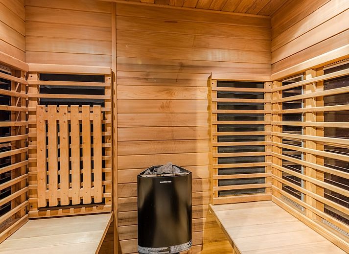 Enjoy a relaxing stay at the CB4 Comfort bungalow in Hellevoetsluis, South Holland, with a spacious terrace and green surroundings.