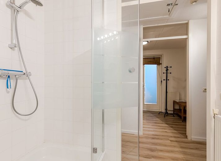 Stylish living room in CB4 Comfort bungalow, Hellevoetsluis, South Holland, with comfortable seating area and modern furnishings.