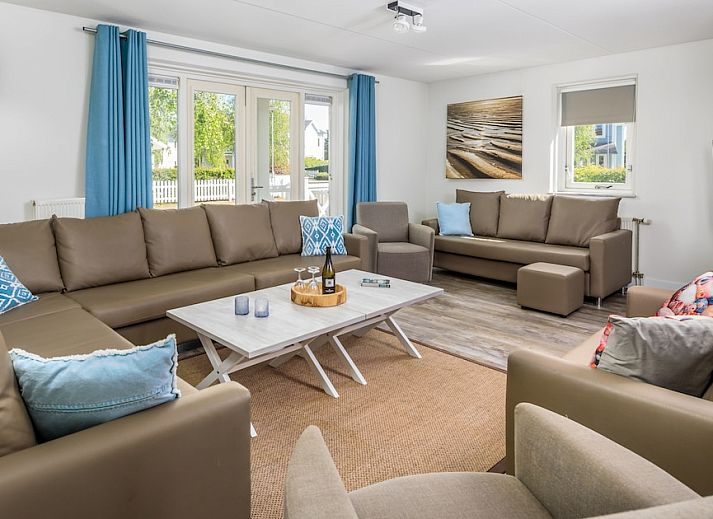 Gezellige woonkamer van FV14 Comfort bungalow in Hellevoetsluis, Zuid-Holland met ruime zithoek en veel natuurlijk licht.