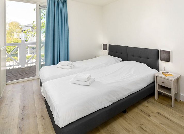 Gezellige woonkamer van FV14 Comfort bungalow in Hellevoetsluis, Zuid-Holland met ruime zithoek en veel natuurlijk licht.