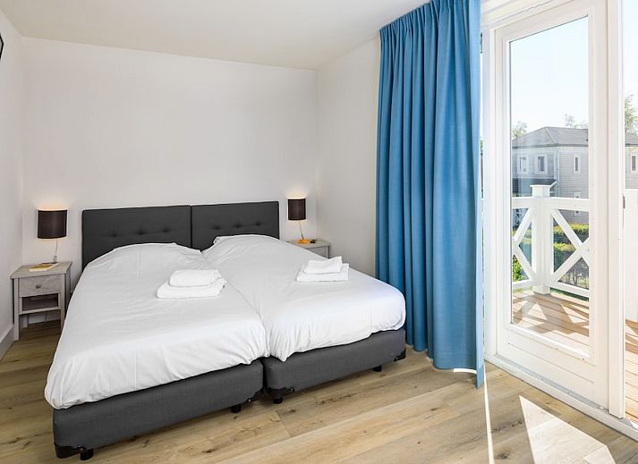 Gezellige woonkamer van FV14 Comfort bungalow in Hellevoetsluis, Zuid-Holland, met comfortabele banken en veel natuurlijk licht.