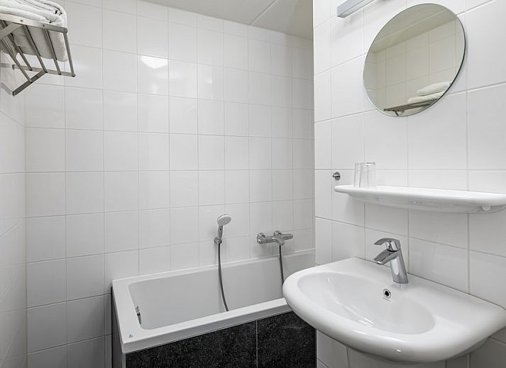 Gezellige woonkamer van FV14 Comfort bungalow in Hellevoetsluis, Zuid-Holland, met comfortabele banken en veel natuurlijk licht.