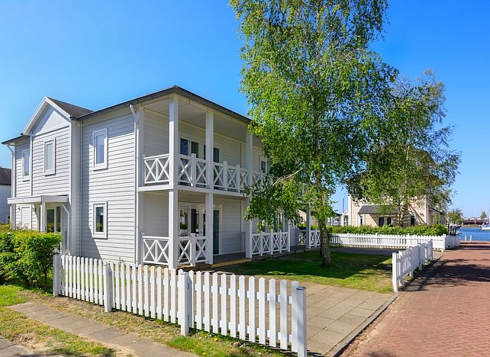 Gezellige woonkamer van FV14 Comfort bungalow in Hellevoetsluis, Zuid-Holland, met comfortabele banken en veel natuurlijk licht.