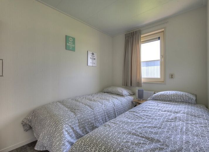 Lichte woonkamer in Chalet in Hellevoetsluis met uitzicht op de natuur van Voorne Putten.