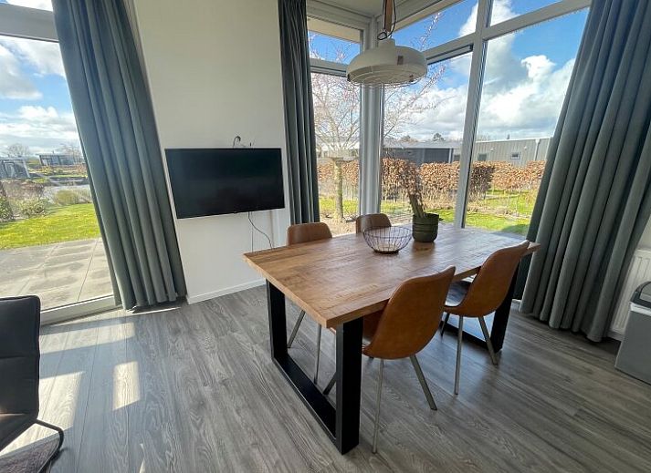 Eetkamer in Chalet in Hellevoetsluis met grote ramen en uitzicht op Voorne Putten, Zuid-Holland.