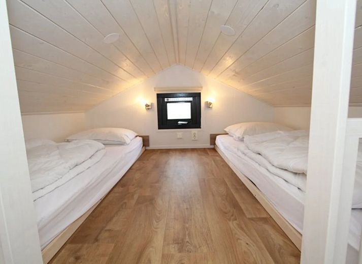 Gezellige woonkamer in de Vrijstaande woning in Hellevoetsluis, Zuid-Holland, met moderne keuken en comfortabele zithoek.