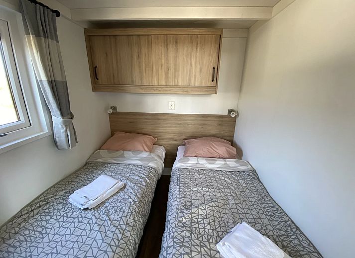 Gezellige woonkamer in de Vrijstaande woning in Hellevoetsluis, Zuid-Holland, met moderne keuken en comfortabele zithoek.