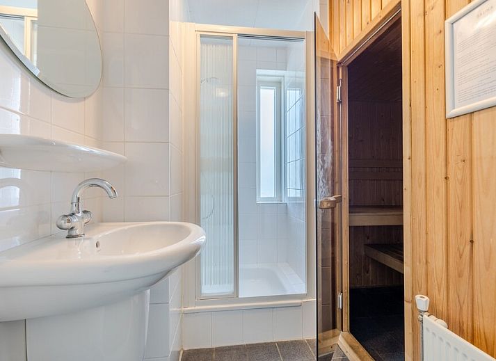 Bedroom in bungalow CIL, Hellevoetsluis overlooking the nature of Voorne Putten, South Holland. Comfortable accommodation with sunny terrace.