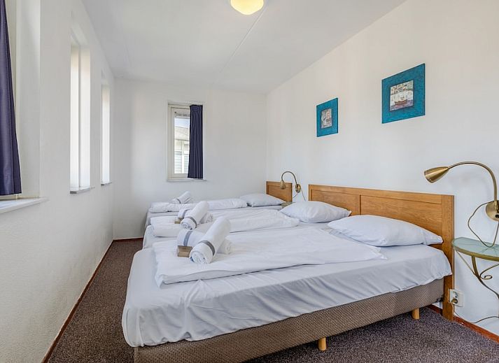 Bedroom in bungalow CIL, Hellevoetsluis overlooking the nature of Voorne Putten, South Holland. Comfortable accommodation with sunny terrace.