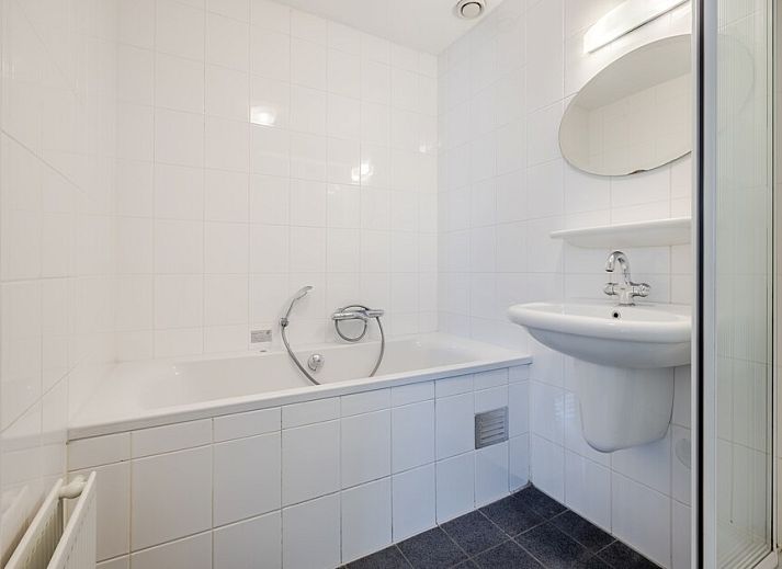 Bedroom in bungalow CIL, Hellevoetsluis overlooking the nature of Voorne Putten, South Holland. Comfortable accommodation with sunny terrace.