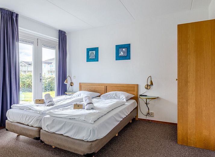 Bedroom in bungalow CIL, Hellevoetsluis, with comfortable beds and plenty of natural light, located in the beautiful South Holland countryside.
