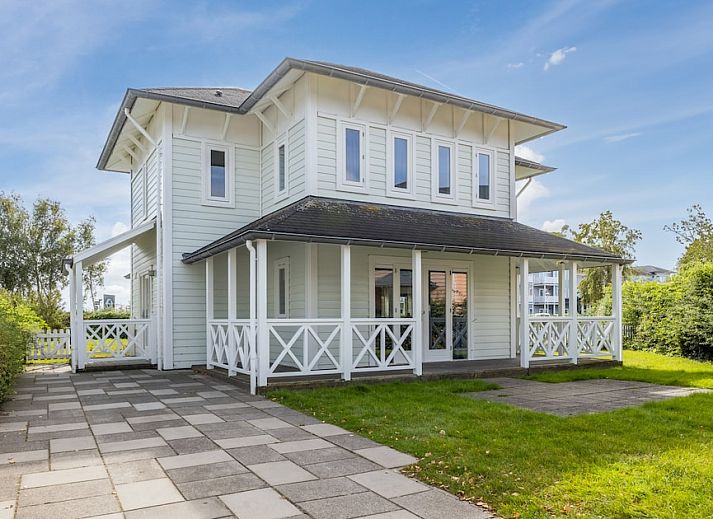 Cozy bedroom in bungalow CIL, Hellevoetsluis, with comfortable beds and natural light, ideal for a relaxing stay.