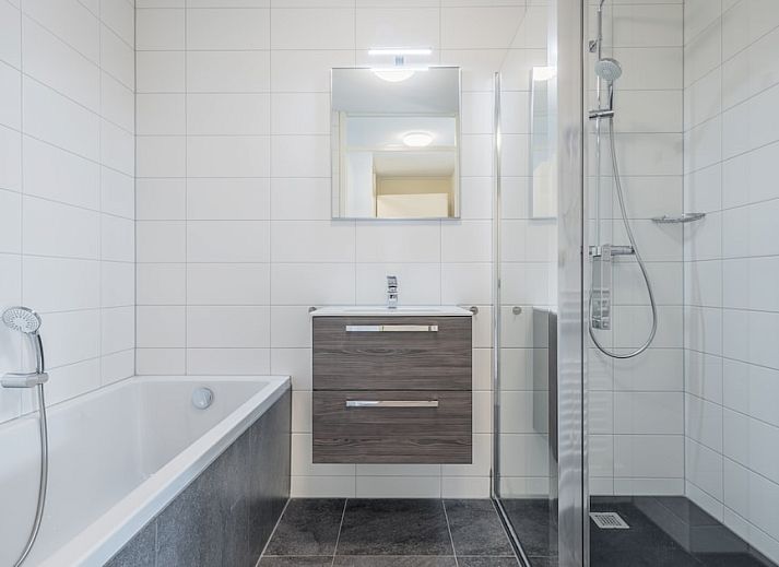 CP4 appartement in Hellevoetsluis, Voorne Putten, Zuid-Holland, met moderne buitenkant en ruime balkons voor een ontspannen verblijf.