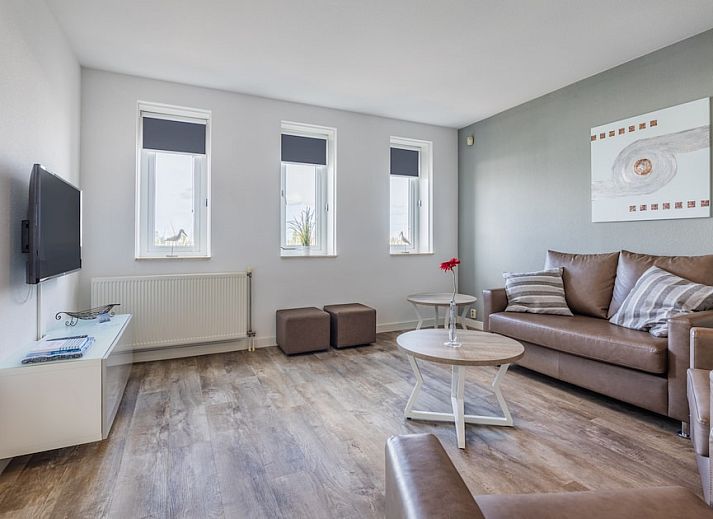 Moderne badkamer in appartement CP4, Hellevoetsluis, Zuid-Holland met luxe douche en bad.