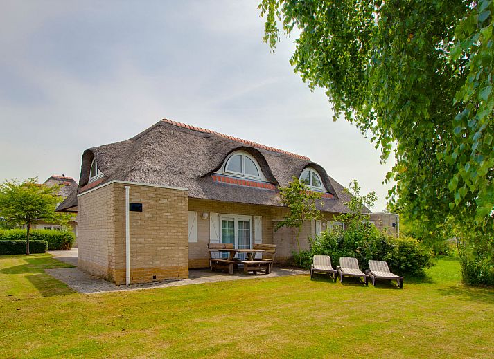 Vacation home Citta Romana in Hellevoetsluis with spacious garden and deck chairs, ideal for relaxation in South Holland.