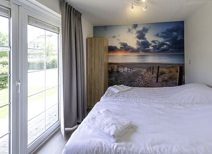 Vacation home Citta Romana in Hellevoetsluis with spacious garden and deck chairs, ideal for relaxation in South Holland.