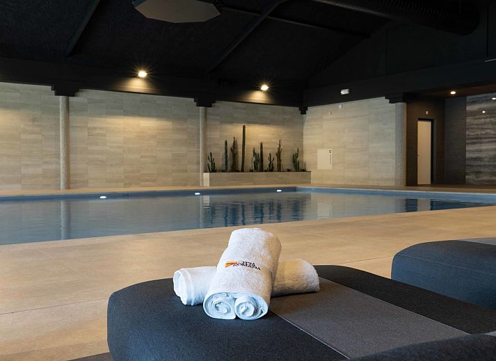 Cozy dining area and open kitchen in Holiday Home Citta Romana, Hellevoetsluis, perfect for family dinners.