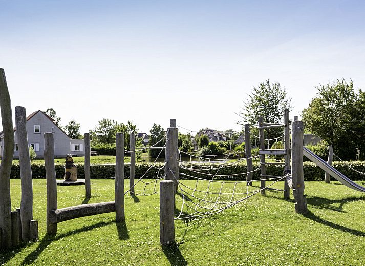 Cozy dining area and open kitchen in Holiday Home Citta Romana, Hellevoetsluis, perfect for family dinners.