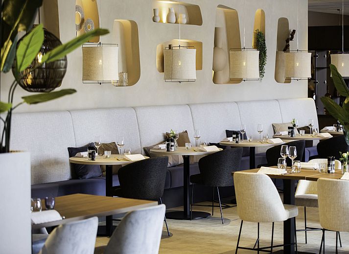 Spacious kitchen with dining table in Holiday Home Citta Romana, Hellevoetsluis, ideal for self-catering during your stay.