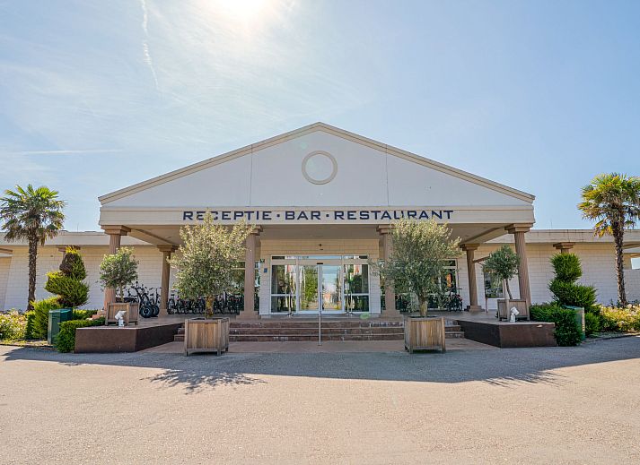 Spacious kitchen with dining table in Holiday Home Citta Romana, Hellevoetsluis, ideal for self-catering during your stay.