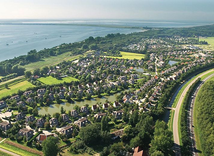 Spacious kitchen with dining table in Holiday Home Citta Romana, Hellevoetsluis, ideal for self-catering during your stay.