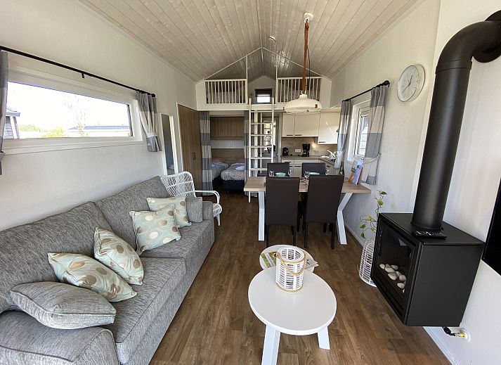 Genieen Sie die freie Natur auf der Veranda des Chalets in Hellevoetsluis, das im schnen Voorne Putten in Sdholland liegt.