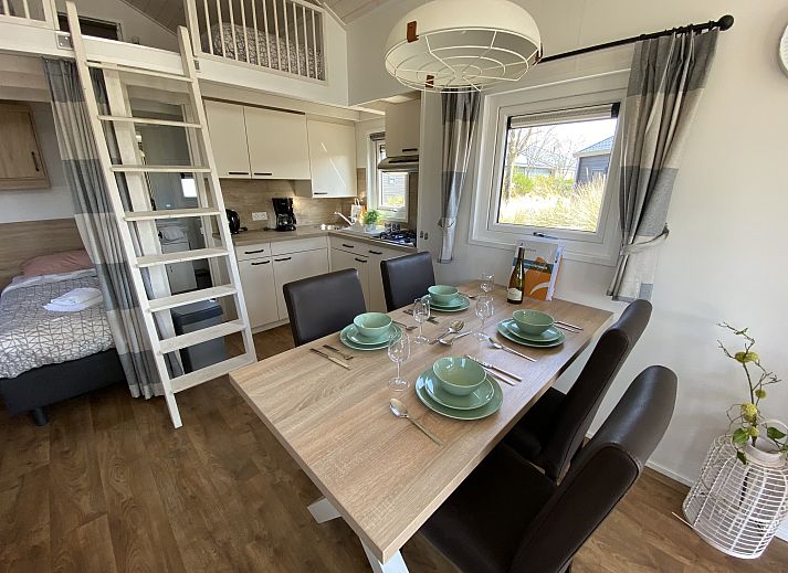 Genieen Sie die freie Natur auf der Veranda des Chalets in Hellevoetsluis, das im schnen Voorne Putten in Sdholland liegt.