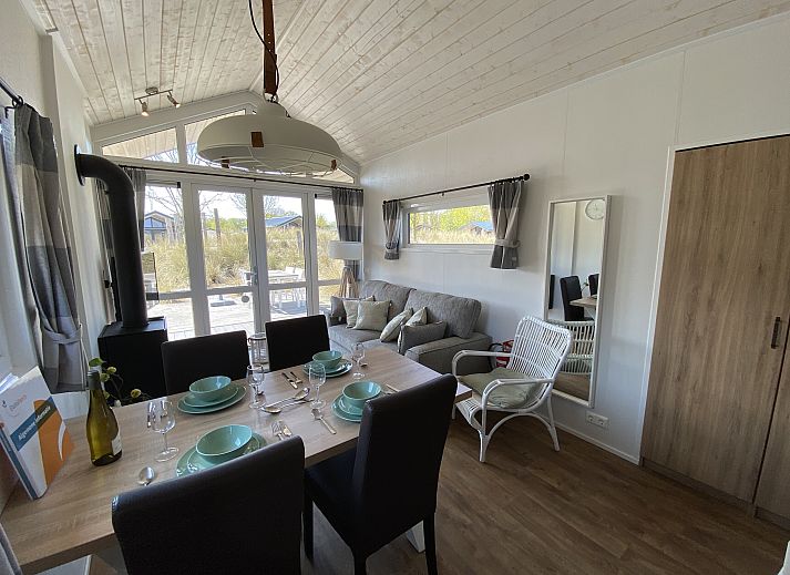 Chalet in Hellevoetsluis met moderne veranda, perfect voor vakantie in Voorne Putten, Zuid-Holland.