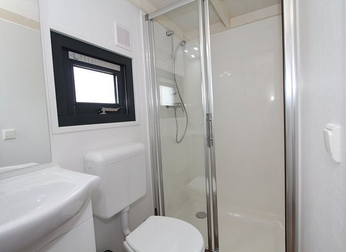 Gezellige binnenruimte van Chalet in Hellevoetsluis, ideaal voor familievakantie in Zuid-Holland.