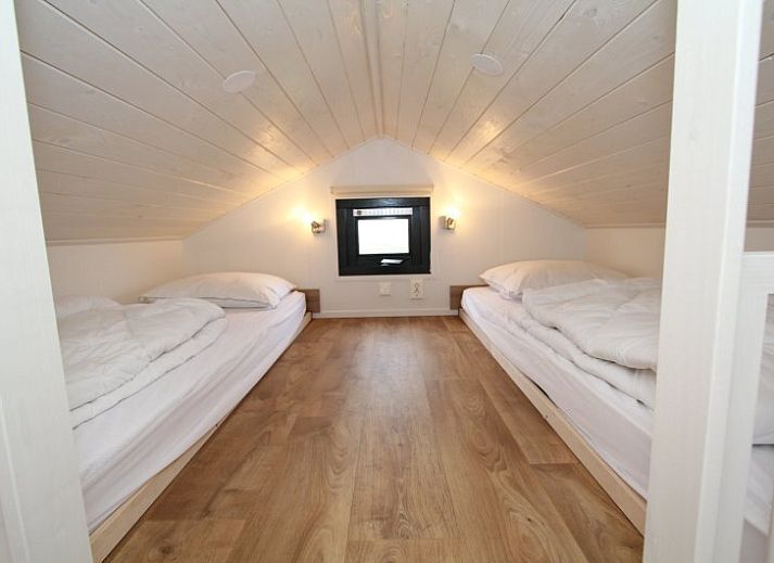 Gezellige binnenruimte van Chalet in Hellevoetsluis, ideaal voor familievakantie in Zuid-Holland.