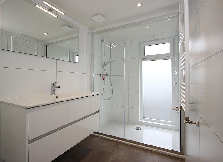 Luchtfoto van Vrijstaande woning in Hellevoetsluis, omgeven door groene natuur in Voorne Putten, Zuid-Holland, ideaal voor een ontspannen vakantie.