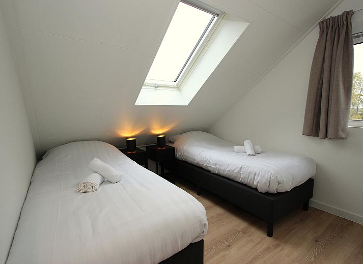 Luchtfoto van Vrijstaande woning in Hellevoetsluis, omgeven door groene natuur in Voorne Putten, Zuid-Holland, ideaal voor een ontspannen vakantie.