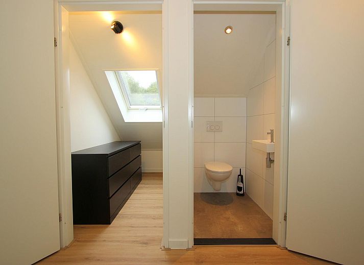 Luchtfoto van Vrijstaande woning in Hellevoetsluis, omgeven door groene natuur in Voorne Putten, Zuid-Holland, ideaal voor een ontspannen vakantie.