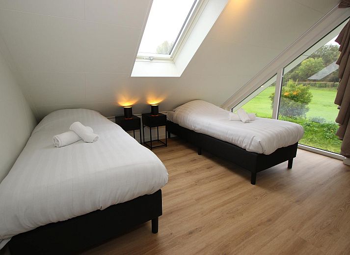 Luchtfoto van Vrijstaande woning in Hellevoetsluis, omgeven door groene natuur in Voorne Putten, Zuid-Holland, ideaal voor een ontspannen vakantie.