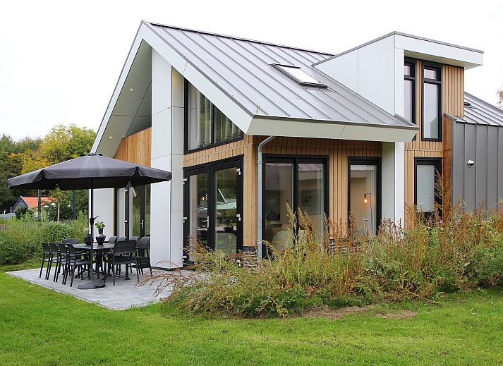 Luchtfoto van Vrijstaande woning in Hellevoetsluis, omgeven door groene natuur in Voorne Putten, Zuid-Holland, ideaal voor een ontspannen vakantie.