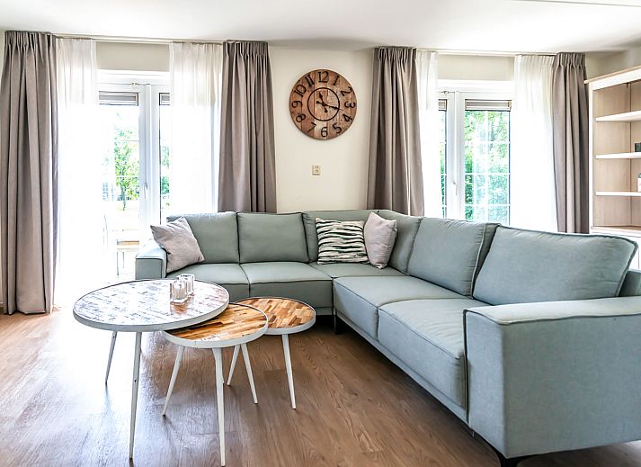 Vacation home Citta Romana in Hellevoetsluis with thatched roof and green garden, ideal for vacations in South Holland.