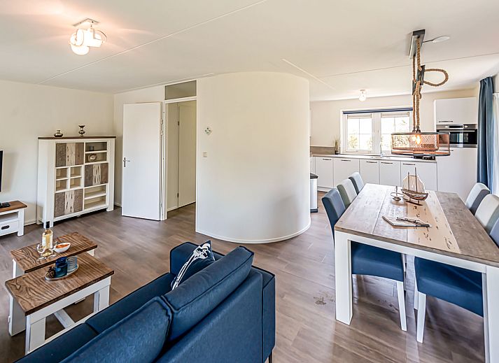 Vacation home Citta Romana in Hellevoetsluis with thatched roof and green garden, ideal for vacations in South Holland.