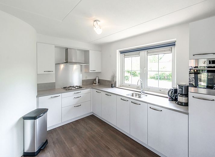 Vacation home Citta Romana in Hellevoetsluis with thatched roof and green garden, ideal for vacations in South Holland.