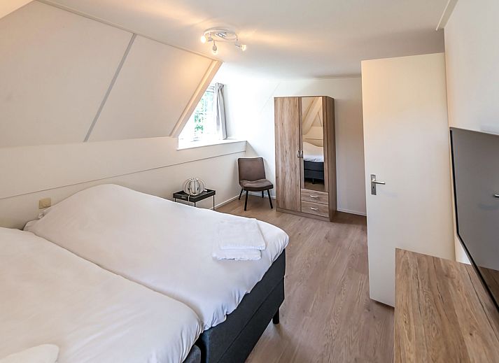 Cozy living room of Holiday Home Citta Romana in Hellevoetsluis, with comfortable corner sofa and modern interior.