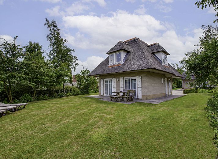 Cozy living room of Holiday Home Citta Romana in Hellevoetsluis, with comfortable corner sofa and modern interior.