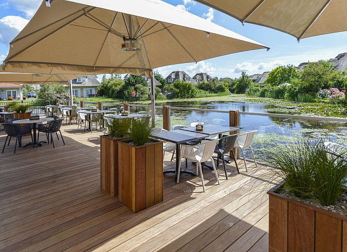 Cozy living room of Holiday Home Citta Romana in Hellevoetsluis, with comfortable corner sofa and modern interior.