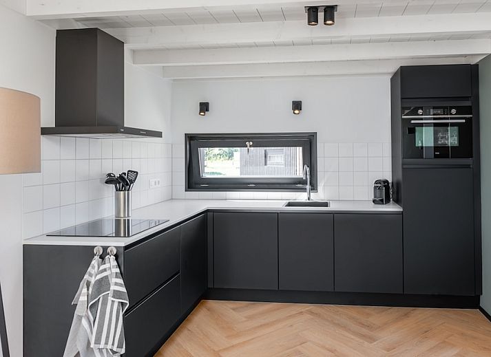 Ferienhaus Sunset 4 in Zwartewaal, Suedholland mit Terrasse und Blick auf das Wasser, ideal fuer einen erholsamen Aufenthalt auf Voorne Putten.