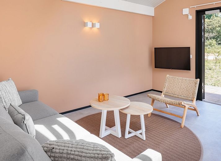 Das Ferienhaus Sky 4 in Zwartewaal, Voorne Putten bietet eine moderne Veranda und eine ruhige Umgebung in Suedholland.