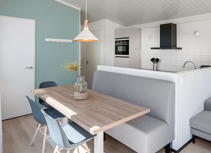 Meadow 6 vakantiehuis in Zwartewaal, Zuid-Holland met moderne houten gevel en terras, omringd door natuur op Voorne Putten.