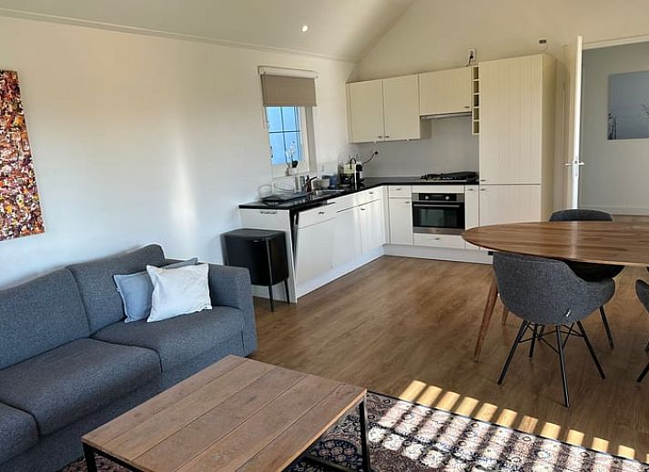 Huisje in Strijen, vakantiehuis in Zuid-Holland met ruime tuin en moderne architectuur, ideaal voor natuurliefhebbers.