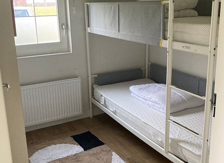 Gezellige woonkamer in Huisje in Strijen, vakantiehuis in Voorne Putten, met open keuken en comfortabele inrichting.