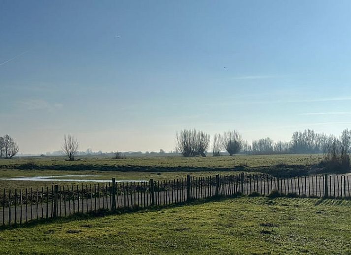 Gezellige woonkamer in Huisje in Strijen, vakantiehuis in Voorne Putten, met open keuken en comfortabele inrichting.